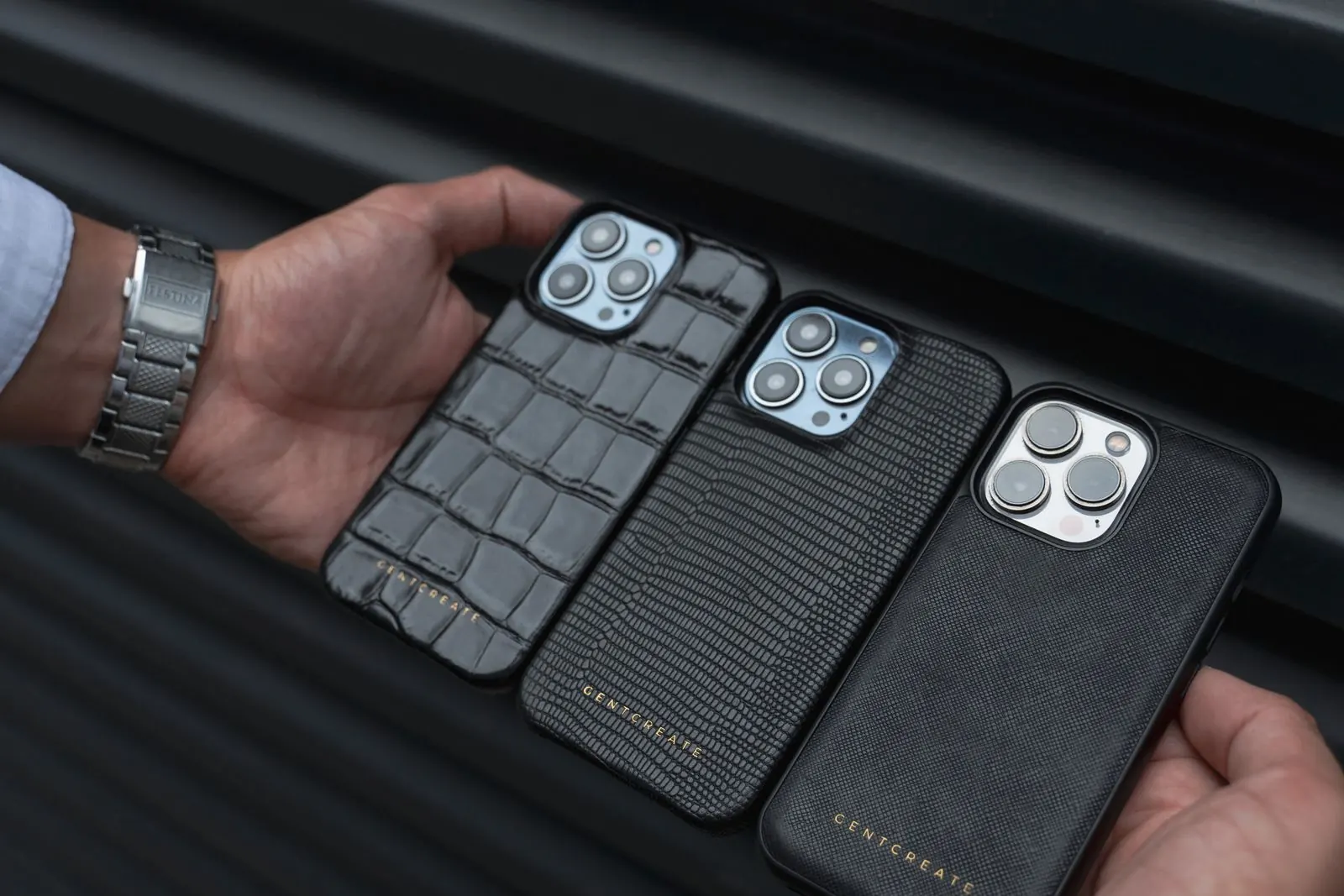 Coques de téléphone présentées dans la main