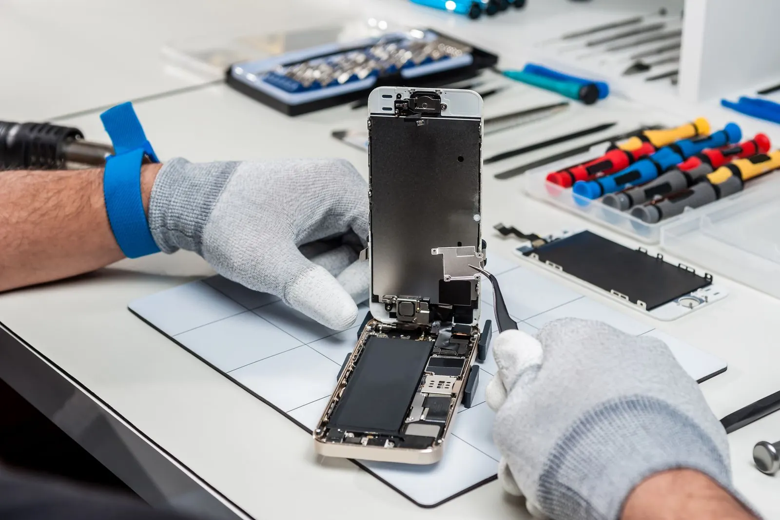 Remplacement de l’écran d’un iPhone sur un poste de réparation