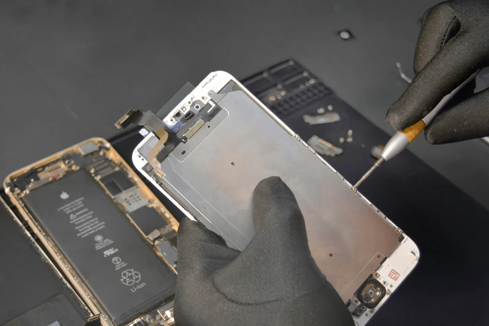 Remplacement d’un écran d’iPhone à l’atelier MSE Réparation de Dinard