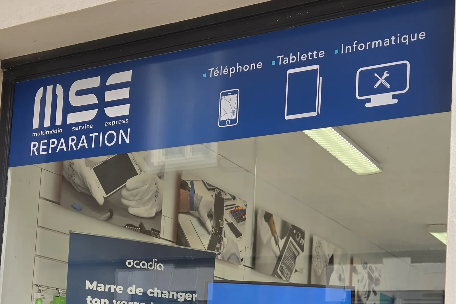 Vitrine de la boutique MSE Réparation de Dinard : téléphone, tablette, informatique