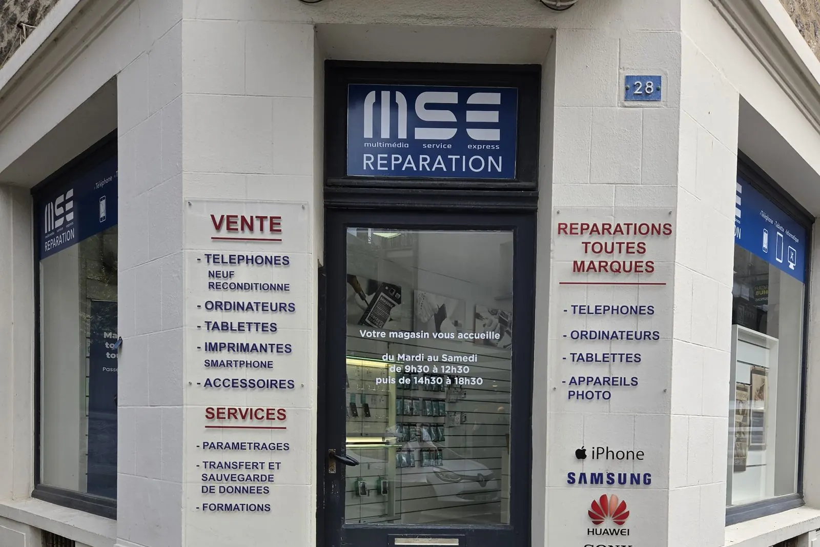 Devanture de la boutique MSE Réparation de Dinard, au 28 rue Jacques Cartier, enseigne bleue et porte d’entrée