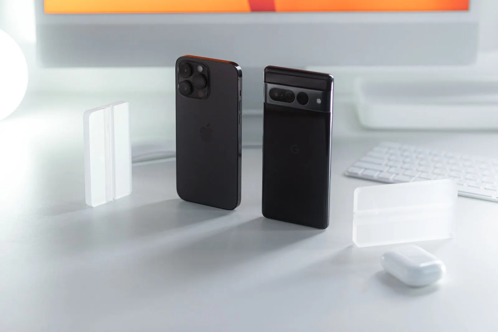 Deux smartphones posés sur un bureau clair